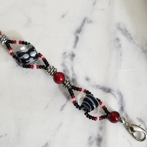 Geometric black & red glass beaded bracelet - Picture 5 of 8